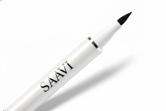 SAAVI eyeliner close-up