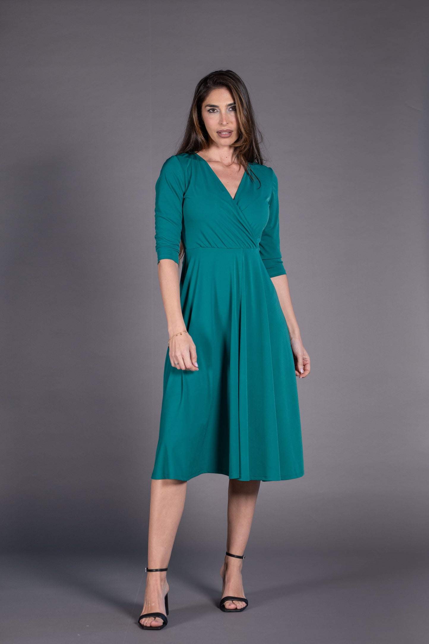 Vestido midi abertura delantera liso verde
